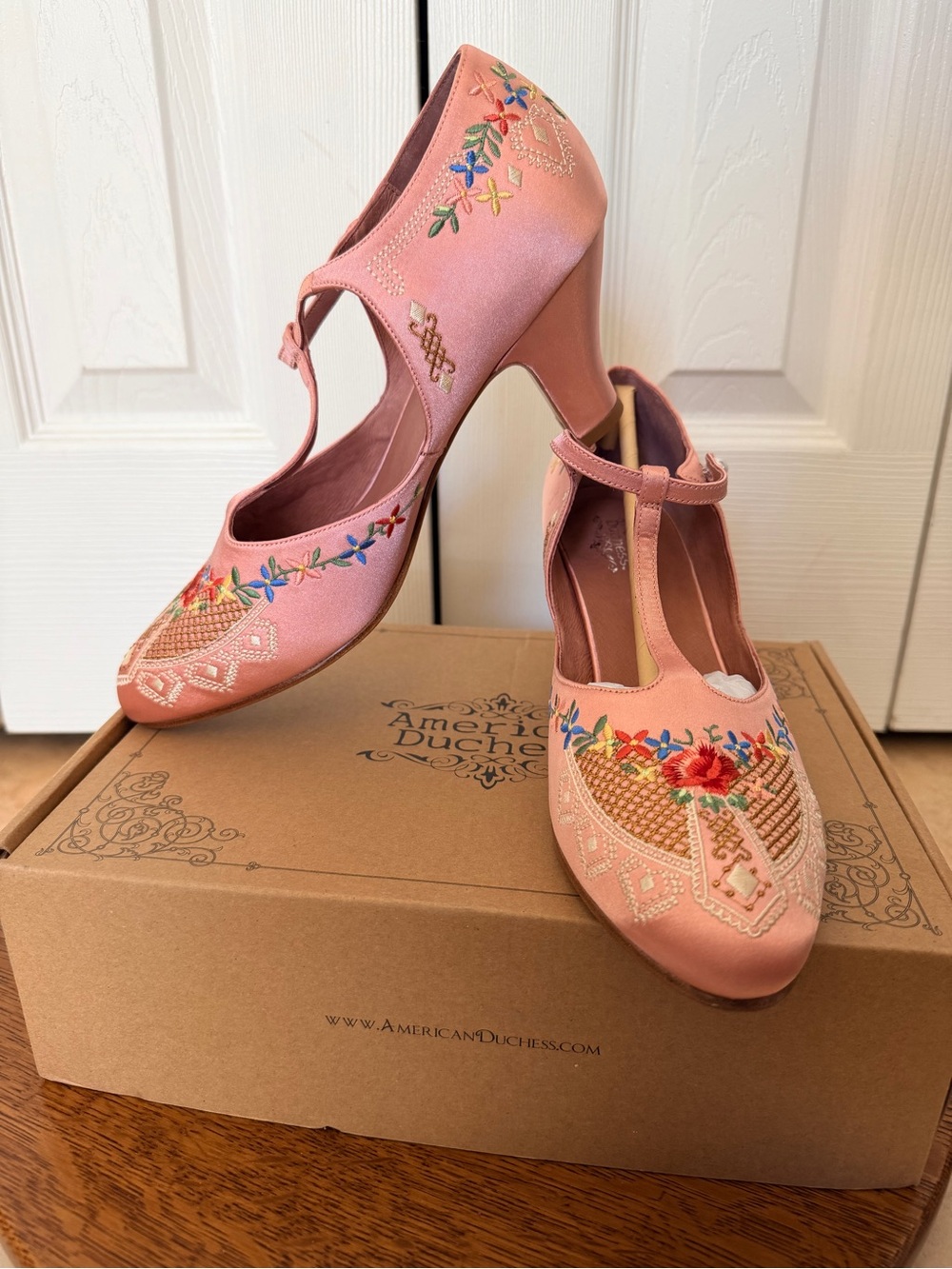 NWT Unworn American Duchess Daisy Pink Embroidered T-Strap Block Heels